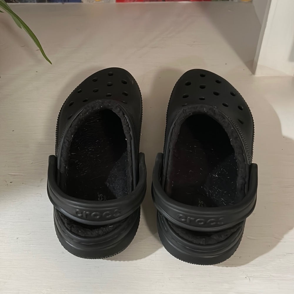 Black sherpa lined crocs - women’s size 8 / men’s size 6